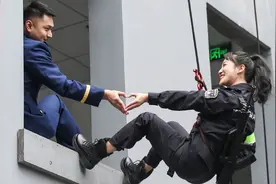 消防员和特警领证啦，结婚照有多酷！视频封面