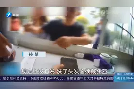 女子骑车不戴头盔，不满处罚还杠上警察：“发型比生命重要”视频封面