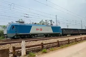 实拍京广铁路和谐1C货运机车南下广东。视频封面