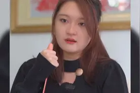 女友跟其他异性关系越发亲密，女友还不知拒绝，男友忍无可忍视频封面
