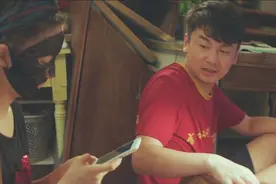 喜剧混剪：不同时代的两个人住在一起，用手机听音乐让小伙诧异视频封面