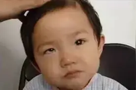 5岁男童黑眼珠“消失”，家长紧急送医，医生：全是这东西惹的祸视频封面