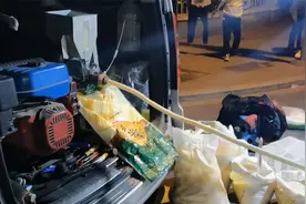 老板在义乌小区摆摊卖这零食，制作过程只需2秒，80后的童年记忆视频封面