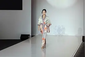 美女模特光脚走秀 台步轻盈超级有范儿视频封面