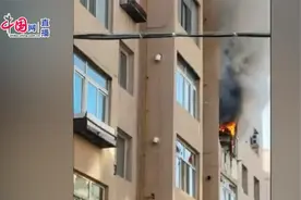 吉林市一小区居民楼突发爆炸起火，对面居民楼1楼到7楼玻璃被震碎视频封面