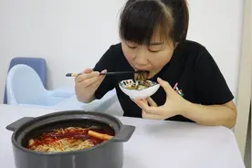 连续下雨阴天，幸福做“懒人火锅”吃，牛肉蔬菜丸子一起煮，过瘾视频封面