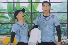 周深入水隐形眼镜丢失，转了转眼珠眼镜又回来了，深深“谐星”啊视频封面