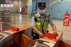 浪漫！南京地铁出站口为高考学子准备锦鲤之门视频封面