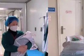 孕妇剖腹产生子，护士抱娃出产房却无人接应：老公婆婆都不见视频封面