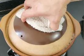 广东人做的砂锅肉骨为什么那么香？做法原来真简单，鲜嫩味美好吃视频封面