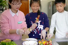 孩子想吃烤串，小坏妈在家自制烧烤派对，围在一起吃喝真幸福视频封面