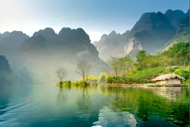 梁王堕马寻常事，何用哀伤付一生。——毛泽东视频封面