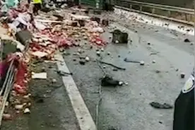 哈同高速货车侧翻 散落一地苹果 压倒小轿车视频封面