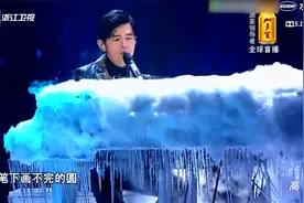 好声音：周杰伦弹唱《默》，台下粉丝都疯狂了，大佬就是不一样！视频封面