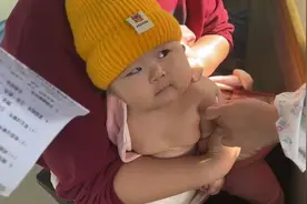 宝宝打针不哭不闹，打完“怒视”护士，小眼神满满“压迫感”视频封面
