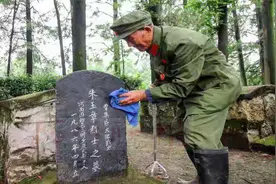 12名烈士深夜遇袭，长眠淮河岸边，九旬老兵义务看守陵园50多年视频封面