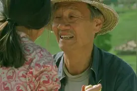 一首曹格的《爷爷》，歌词充满了情怀，听完深深感动了