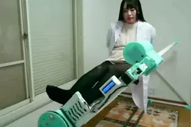 美女发明自动打包机，做实验把自己打包了，想知道她是怎么出来的视频封面