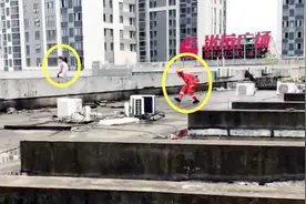 实拍：女子坐楼顶双腿悬空想轻生 消防员“蹑手蹑脚”成功营救视频封面