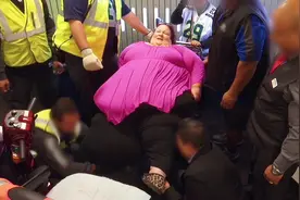 700斤女人坐飞机卡在了门上，6名大汉合力抬出，纪录片视频封面