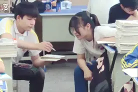 男同学隔着过道给女同学讲解题目 普通场景却勾起万千网友回忆视频封面