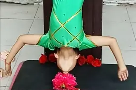 一分钟平手下腰叼花最多的吉尼斯世界纪录视频封面
