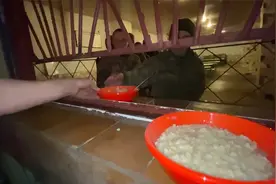 被俘乌军伙食公开，每人一大碗荞麦粥，网友：这是吃垮俄军的节奏视频封面