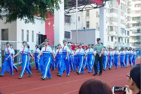 校长对学生说，要用军人的毅力和坚韧投入学习锻炼成才视频封面