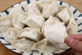 煮冻饺子，用凉水开水都不对，教你正确做法，饺子不粘锅不破皮视频封面