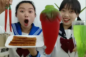 辣妹子比拼，妹子吃辣条硬撑嘴变红，哪知对手使诈吃超大辣椒软糖视频封面