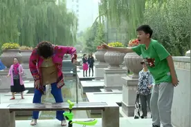 小别离：小宇正洗澡，后姥姥进来给他搓澡，小宇和后姥姥打起来了视频封面