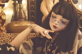 第一个活娃娃模特，日本女孩用9年时间，将自己变成真人娃娃视频封面