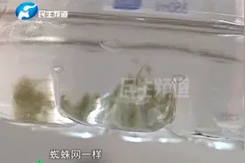 30箱苏打水未开封，瓶内竟有绿色絮状物？厂家紧急召回视频封面