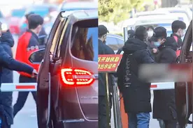 春晚第四次联排现场，易烊千玺混迹路人堆不起眼，保安被错认成他视频封面