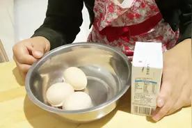 用三鸡蛋，一盒纯牛奶。用手打发蛋清做蛋糕口感如何