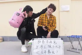 搞笑剧：世界上什么车最长？没想农民工秒答出，赢走5000元奖励视频封面
