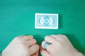 魔术师怎么抓出中间的扑克牌，魔术手法抓中张揭秘，你看懂了没视频封面