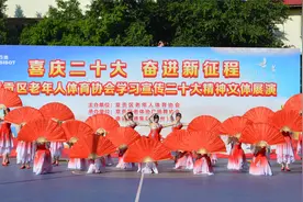 队形广场舞《辉煌中国梦》独特的扇子道具，增添了舞蹈的表现力视频封面