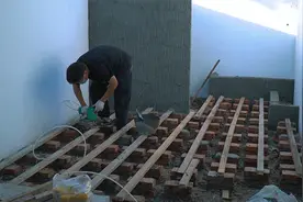 小伙自己动手改造后花园，搞了个浴缸露天放着，谜之操作视频封面