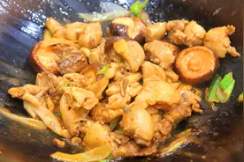 几个香菇一只鸡，厨师长详解香菇炖鸡正确做法，鸡肉鲜香滑嫩视频封面