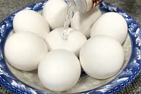 把白酒倒入鸡蛋里，没想到这么厉害，很多人不知道，看完长见识了视频封面