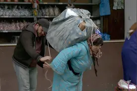 纪录片：摩洛哥女搬运工，背100斤走几十公里，赚34元养一家五口视频封面