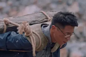 花开山乡：第一书记亲自背石板，与村民同吃同住赚钱，真是个好官视频封面