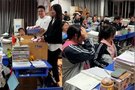 班主任携夫人给学生发喜糖，全班鼓掌叫好纷纷送祝福：浓浓师生情视频封面