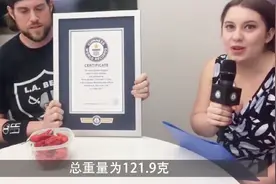 世界辣王一口气吃掉8颗魔鬼辣椒，两分钟内没喝水，直接被辣哭视频封面