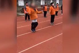 男孩跳绳裤子外衣甩掉依然坚持 老师：精神可嘉！视频封面