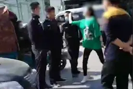 街头大骂掌掴警察，吉林松原一女子持砖头砸坏8辆过往车辆视频封面