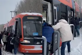 沈阳普降暴雪 市民雪地中努力推轻轨 交警街头不停帮助受困车辆视频封面