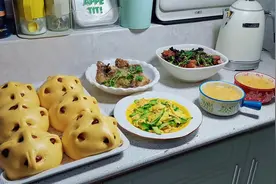 孩子放假了，晚餐不能凑合，荤素搭配的家常菜吃着更健康哦视频封面