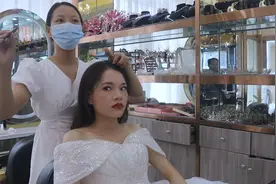 国庆节早上5点钟，新娘子去婚纱店化妆了，整个摄影团队也提前到视频封面
